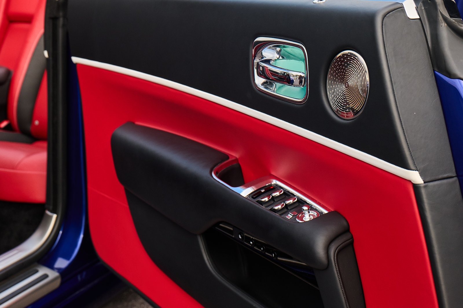 Rolls Royce Dawn — photo 11